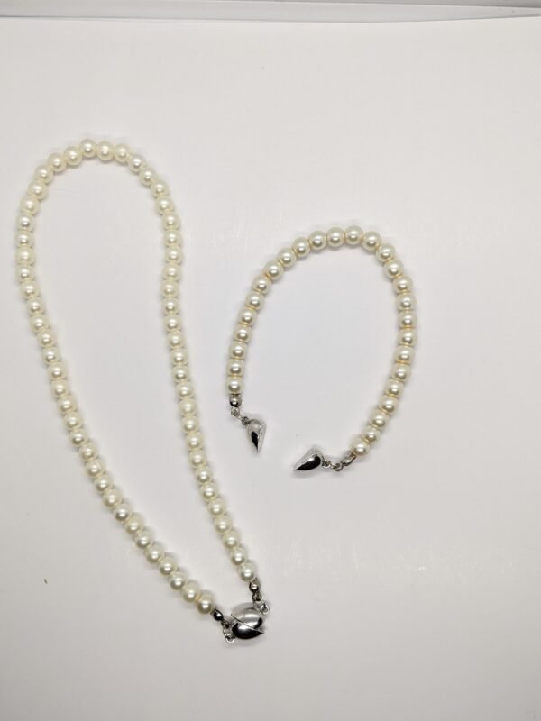 Elegant Pearl Necklace & Bracelet with Magnetic Heart Clasp - Image 8